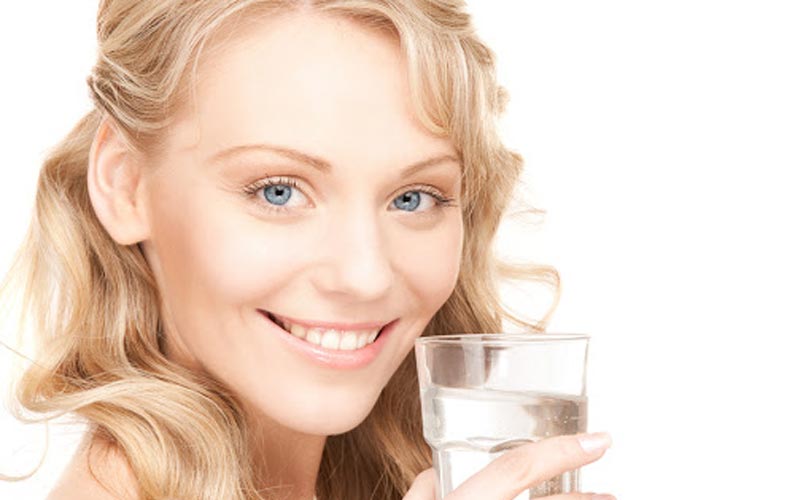 نوشیدن آب برای داشتن پوستی سالم