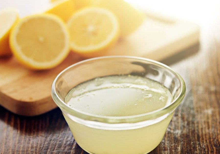 آب لیمو برای کم رنگ شدن جای جوش