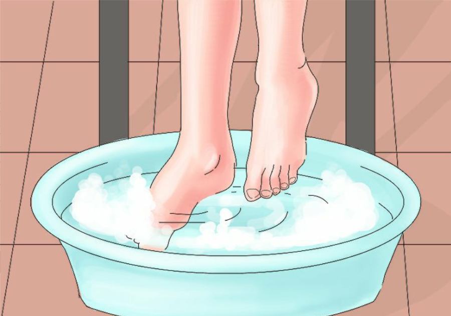 خیس کردن پاها در آب