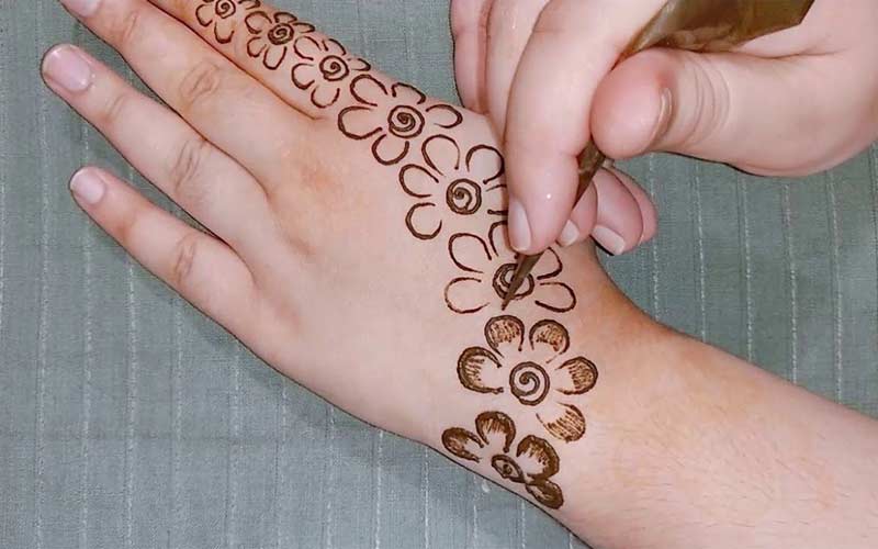 طراحی با حنا هندی روی دست