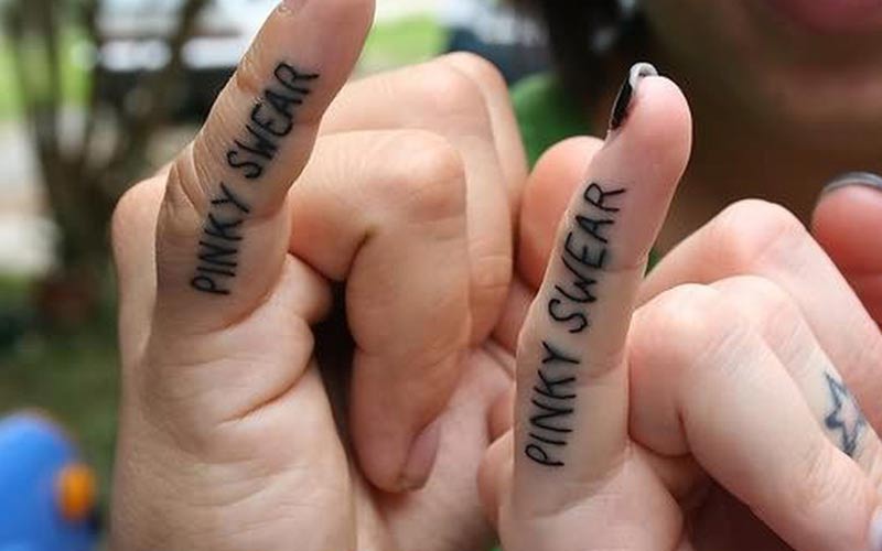 تاتو نوشته روی انگشت کوچک