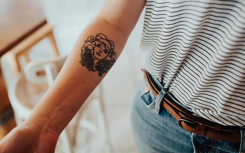 تاتو روی دست دخترانه	
