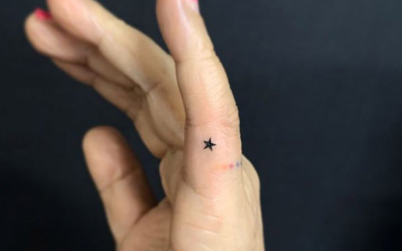تاتو ستاره ریز روی انگشت