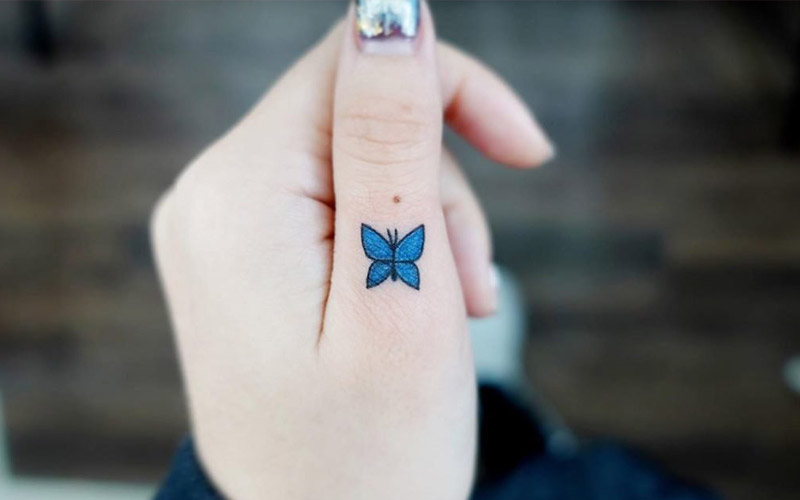تاتو پروانه روی انگشت
