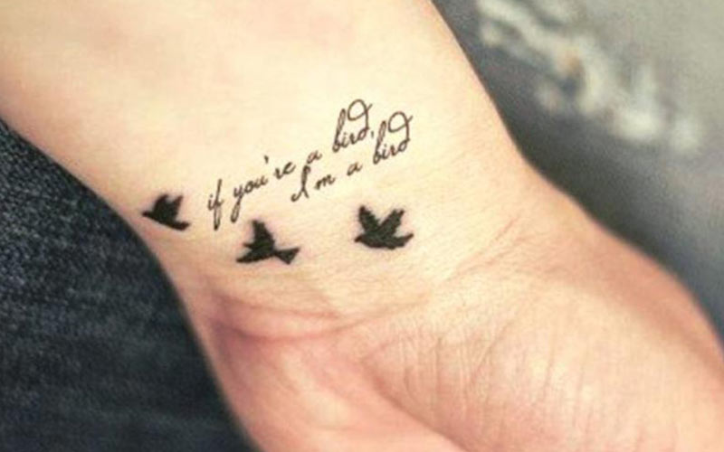 تاتو نوشته با پرنده