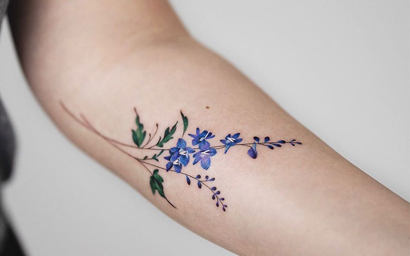 تاتو گل آبی روی دست