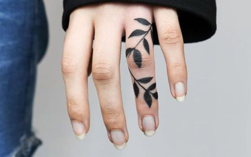 طراحی تاتو روی انگشت حلقه