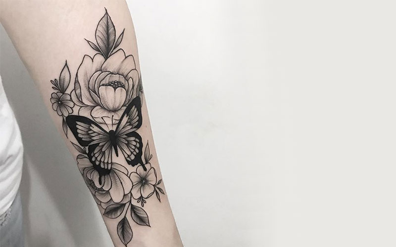 طراحی تتو گل و پروانه روی دست
