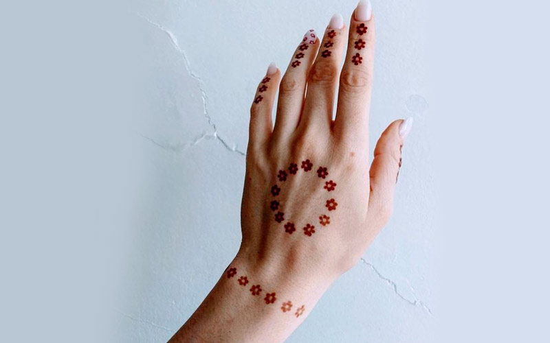 طراحی دخترانه روی دست با حنا